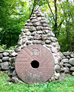 Cairn at Grenville, honouring Thomas Kains